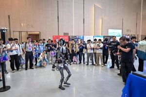 智能时代的先锋：机器人定制服务助力各行业转型升级