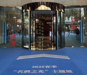 机器人“迎宾”、直播助力！今年成都糖酒会有啥新玩法？记者实探